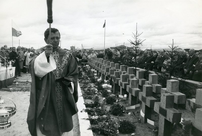 KKE 4895.jpg - Fot. Poświęcenie i otwarcie cmentarza żołnierzy AK w Surkonta - koło Lidy. Cmentarz zabitych żołnierzy AK w VIII 1944 r. przez wojska sowieckie, Surkonty - koło Lidy, 25 VIII 1991 r.